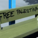 "Free Palestina" escrit a un banc d'Andorra.