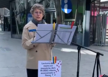 Emoció en l’acte de lectura dels noms dels 19.000 infants assassinats a Gaza