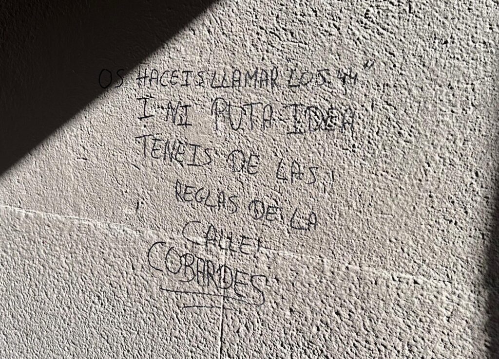 La pintada contra Los 44 que ha aparegut a la plaça Guillemó (Foto: Andorra és Jove)