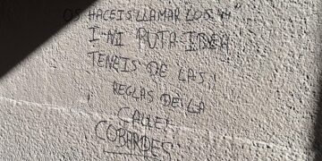 La pintada contra Los 44 que ha aparegut a la plaça Guillemó (Foto: Andorra és Jove)