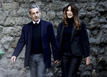 L'excopríncep francès Nicolas Sarkozy i la seva dona, Carla Bruni, abandonen la casa familiar a París. Foto: EFE/EPA/Teresa Suarez