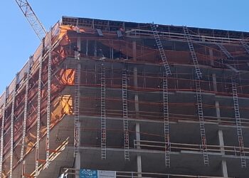 Tancada l’estació d’autobusos per la inestable bastida d’un edifici adjacent