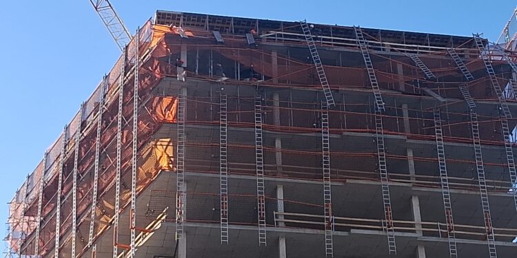 Tancada l’estació d’autobusos per la inestable bastida d’un edifici adjacent