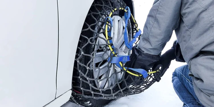 Un conductor posa cadenes. Foto: Google.