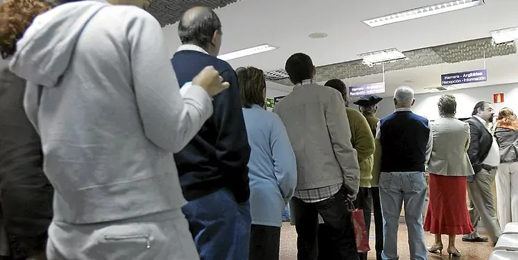 Cua per a una prova mèdica de la UE. Foto: EM.