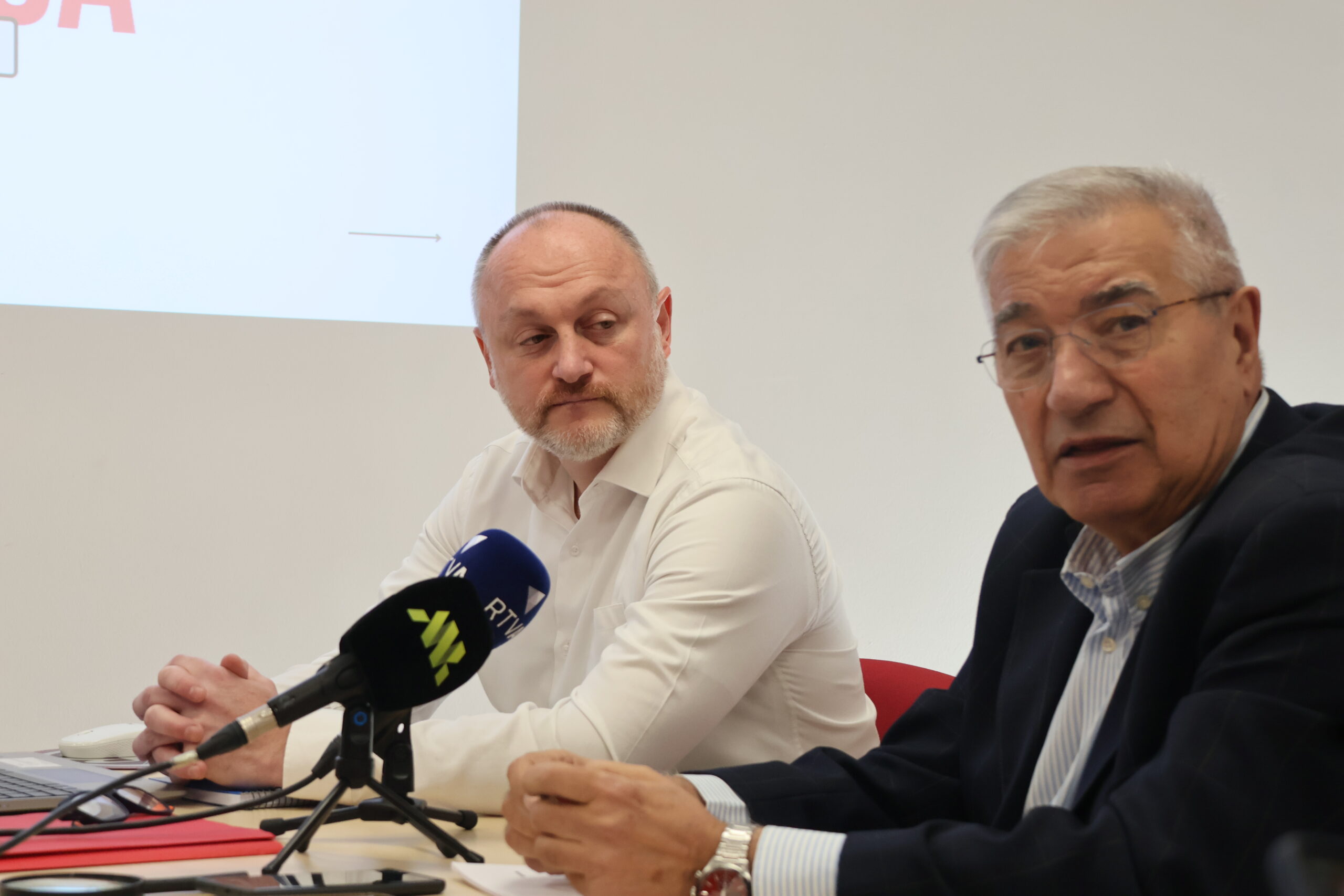 El director de serveis corporatius, Marc Grau, i el gerent de Coopalsa, Gabriel Dallerès, durant la presentació. Foto: I. M. (ANA)