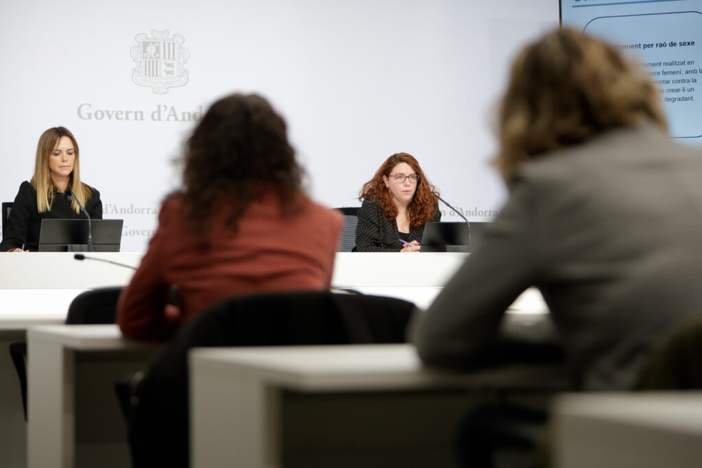 La secretària d'Estat d'Igualtat i Participació Ciutadana, Mariona Cadena, i la cap del Departament de Polítiques d'Igualtat, Mireia Porras. Foto: SFG