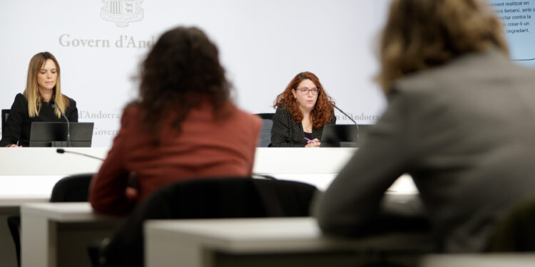 La secretària d'Estat d'Igualtat i Participació Ciutadana, Mariona Cadena, i la cap del Departament de Polítiques d'Igualtat, Mireia Porras. Foto: SFG