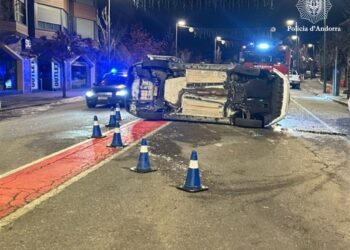 El vehicle bolcat després del sinistre. Foto: Policia d'Andorra