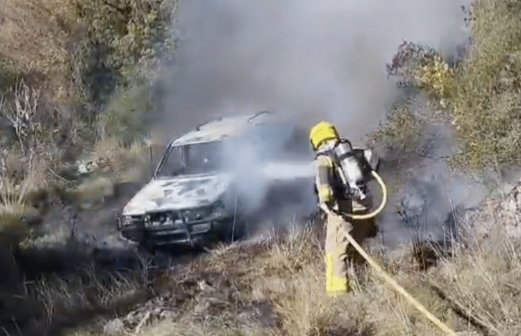 Imatge del cotxe incendiat. Foto: X.