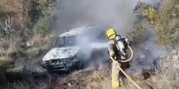 Imatge del cotxe incendiat. Foto: X.