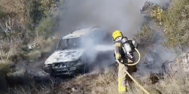 Imatge del cotxe incendiat. Foto: X.