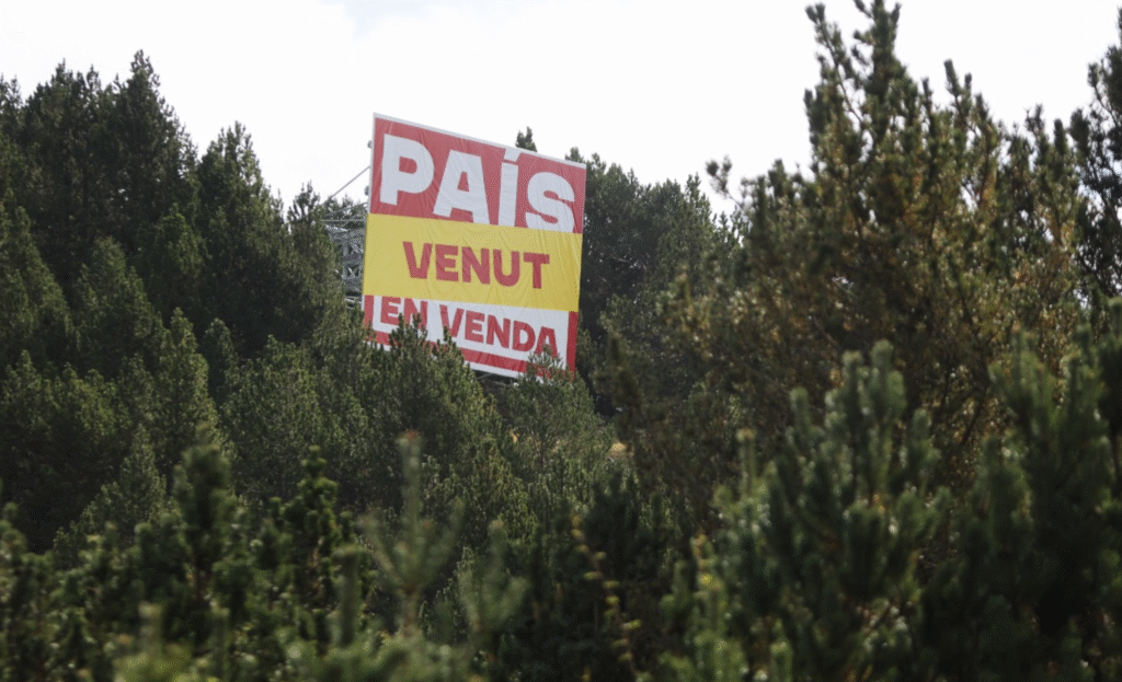 Imatge del cartell de Tito Farré al Coll de la Gallina. Foto: L'Andart.