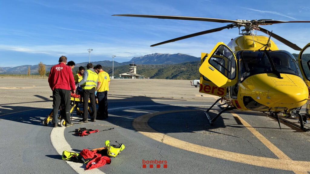 Arribada del ferit a l'aeroport de la Seu. Foto: Bombers Generalitat.