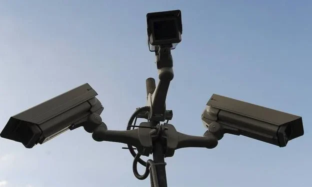 Càmeres de seguretat en un espai públic. Foto: Google.