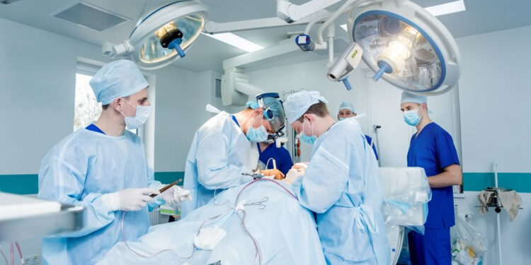 Operació en un quiròfan. Foto: Google.