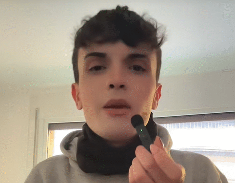 Noa fent la denúncia a través de les xarxes.