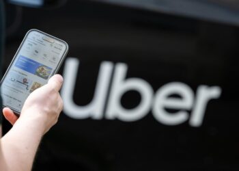 Un usuari gestiona un viatge a través de l'aplicació d'Uber. Foto: Info.