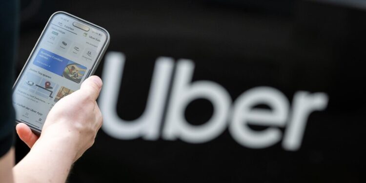 Un usuari gestiona un viatge a través de l'aplicació d'Uber. Foto: Info.