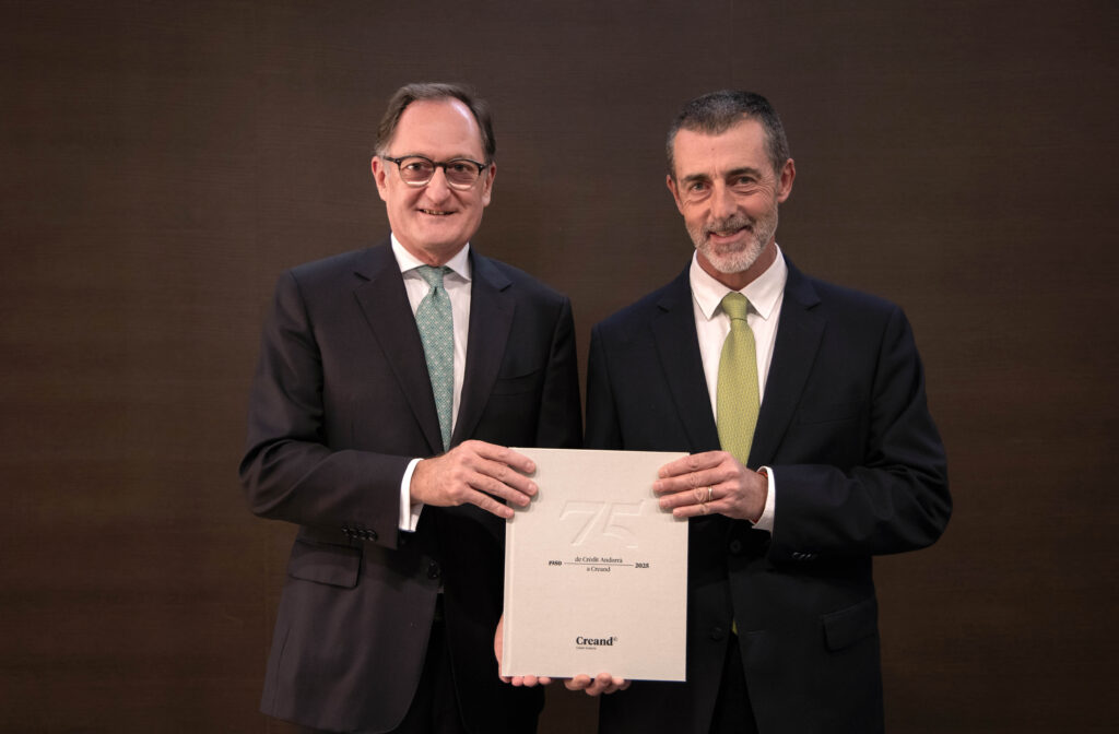 Xavier Cornella, conseller delegat de Creand, i Antoni Pintat, president de Creand, amb el llibre. Foto: Creand