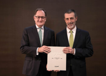Xavier Cornella, conseller delegat de Creand, i Antoni Pintat, president de Creand, amb el llibre. Foto: Creand