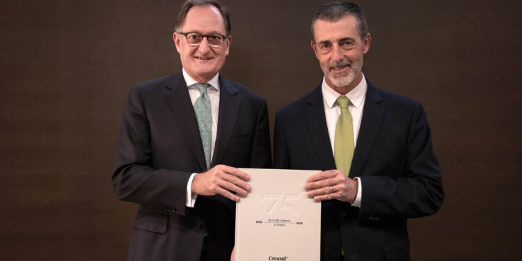 Xavier Cornella, conseller delegat de Creand, i Antoni Pintat, president de Creand, amb el llibre. Foto: Creand