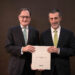 Xavier Cornella, conseller delegat de Creand, i Antoni Pintat, president de Creand, amb el llibre. Foto: Creand