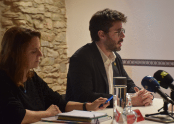 La cònsol major d'Escaldes-Engordany, Rosa Gili, i el cònsol major de Sant Julià de Lòria, Cerni Cairat, durant la roda de premsa posterior a la Reunió de Cònsols.