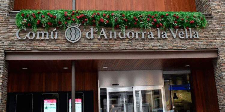 El comú d’Andorra la Vella substitueix un ascensor després de 45 anys de servei
