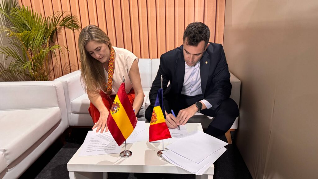 El secretari d’Estat de Transició Energètica, Transports i Mobilitat, David Forné, i la vicepresidenta tercera i ministra per la Transició Energètica i el Repte Demogràfic espanyola, Sara Aagesen. Foto: Govern d'Andorra