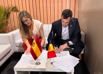 El secretari d’Estat de Transició Energètica, Transports i Mobilitat, David Forné, i la vicepresidenta tercera i ministra per la Transició Energètica i el Repte Demogràfic espanyola, Sara Aagesen. Foto: Govern d'Andorra