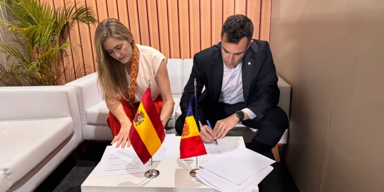 El secretari d’Estat de Transició Energètica, Transports i Mobilitat, David Forné, i la vicepresidenta tercera i ministra per la Transició Energètica i el Repte Demogràfic espanyola, Sara Aagesen. Foto: Govern d'Andorra
