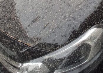 Un vehicle tacat pel fang que ha caigut amb les precipitacions.