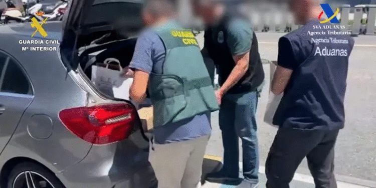 Desarticulada una organització criminal que eludia l’IVA en la venda de mòbils i que simulava operar des d’Andorra