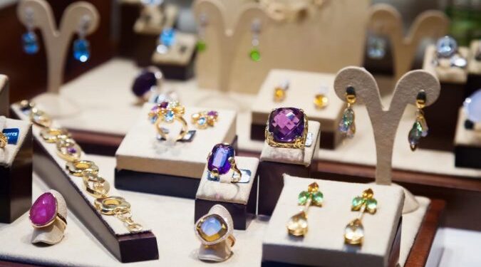 Aparador d'una botiga de compravenda d'or. Foto: Google.