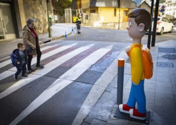 Andorra la Vella col·loca set figures infantils en passos de vianants propers a escoles