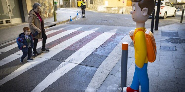 Andorra la Vella col·loca set figures infantils en passos de vianants propers a escoles