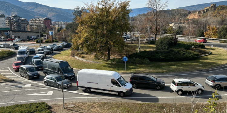 La fotografia que mostra les grans retencions a la Seu per accedir a Andorra