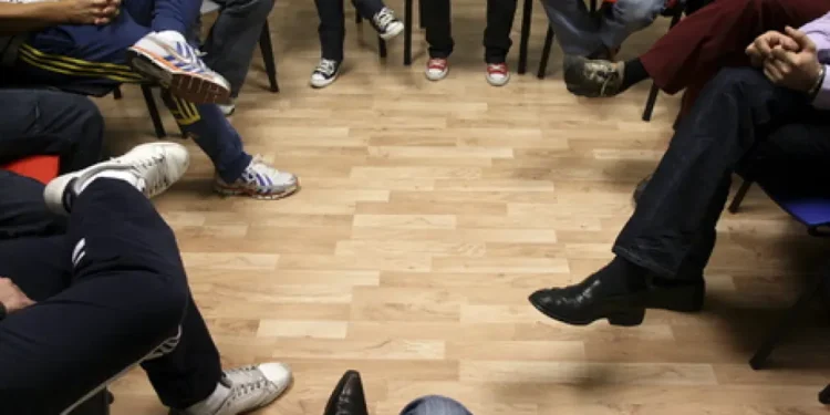 Reunió de tractament d'addiccions. Foto: Google.