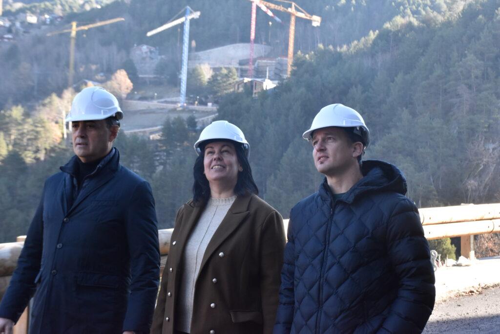 El ministre de Territori i Urbanisme, Raul Ferré, la cònsol major de la Massana, Eva Sansa, i el cònsol menor, Roger Fité. Foto: D. M. (ANA)
