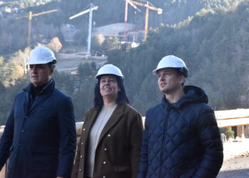 El ministre de Territori i Urbanisme, Raul Ferré, la cònsol major de la Massana, Eva Sansa, i el cònsol menor, Roger Fité. Foto: D. M. (ANA)