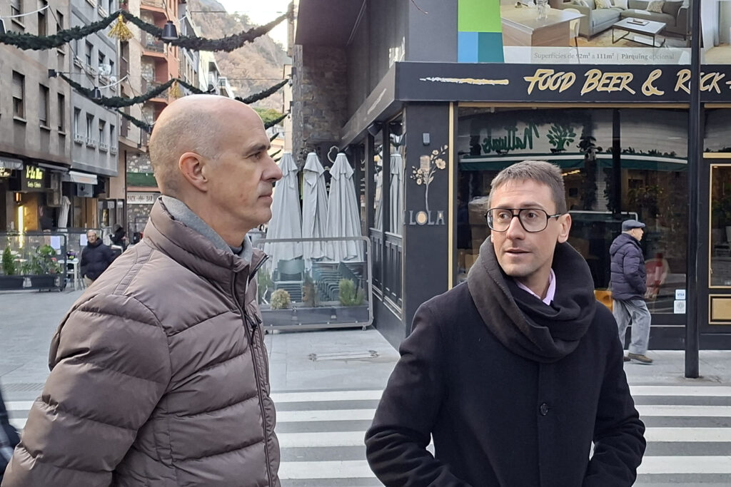 El conseller de Circulació i Aparcaments, Xavier Surana, i el conseller de Serveis Públics, i de Medi Ambient i Patrimoni Natural, Jordi Cabanes. Foto: R. S. (ANA)