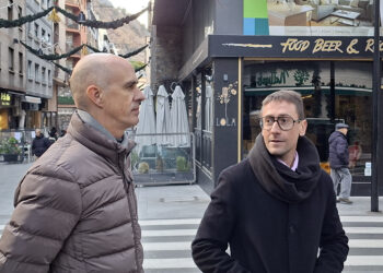 El conseller de Circulació i Aparcaments, Xavier Surana, i el conseller de Serveis Públics, i de Medi Ambient i Patrimoni Natural, Jordi Cabanes. Foto: R. S. (ANA)