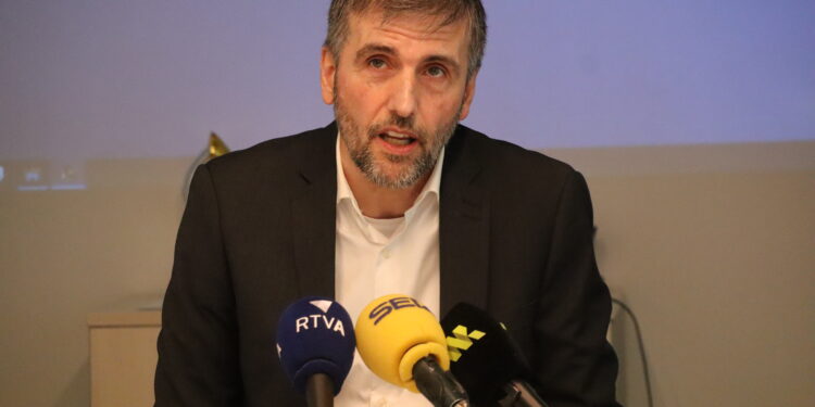 El coordinador del grup de Sociologia d’Andorra Recerca i Innovació (AR+I), Joan Micó, durant la presentació. Foto: I. M. (ANA)