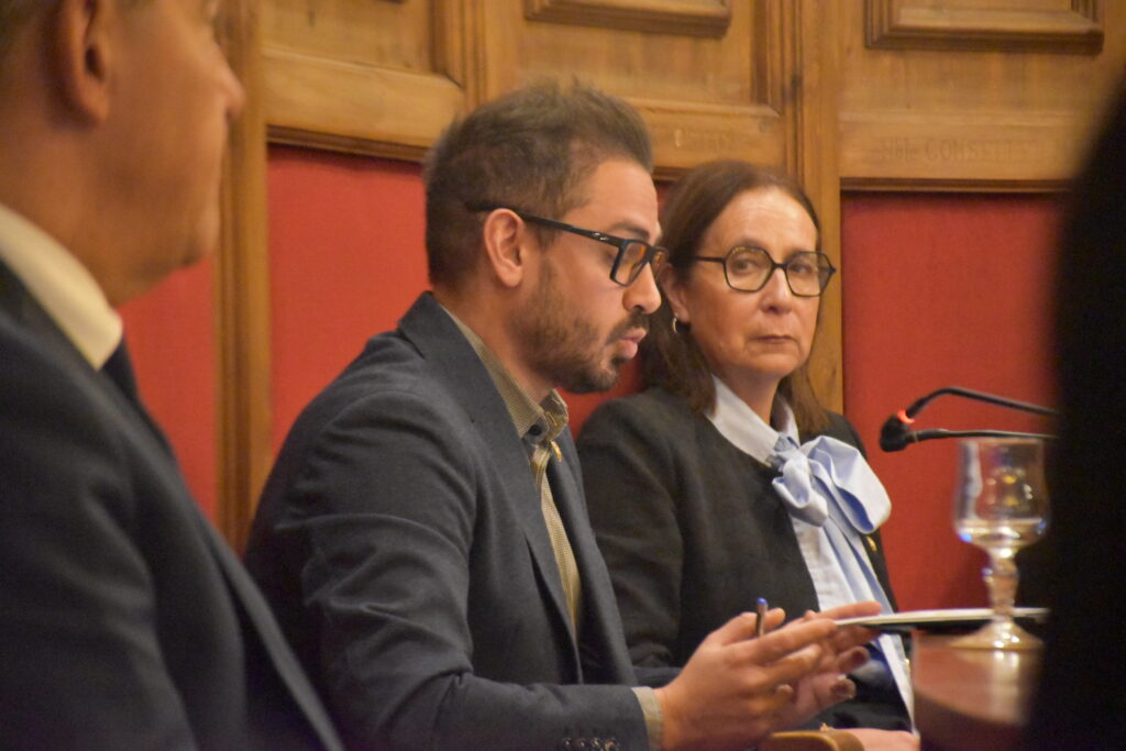 El conseller de Circulació i Aparcaments, Cristian Mayoralas, durant la sessió de comú. Foto: I. M. (ANA)