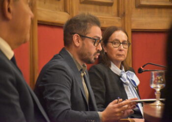 El conseller de Circulació i Aparcaments, Cristian Mayoralas, durant la sessió de comú. Foto: I. M. (ANA)