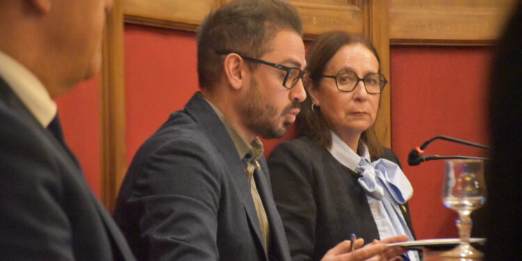 El conseller de Circulació i Aparcaments, Cristian Mayoralas, durant la sessió de comú. Foto: I. M. (ANA)