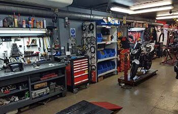 Els fets van passar en un taller de motos. Foto: Google.