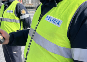Agents de policia en un control d'alcoholèmia. Foto: Policia.