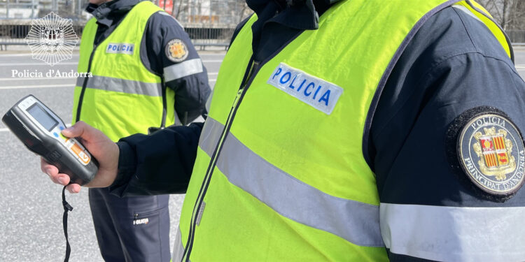 Agents de policia en un control d'alcoholèmia. Foto: Policia.